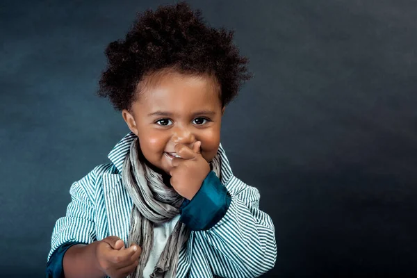 Porträt Eines Netten Kleinen Afroamerikanischen Jungen Stilvoller Kleidung Der Vor — Stockfoto