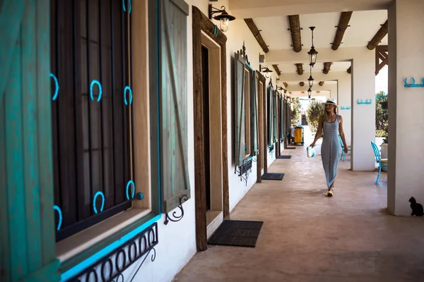 Beautiful Happy Woman Walking Motel Summer Vacation Leisure Time Authentic — Stock Photo, Image