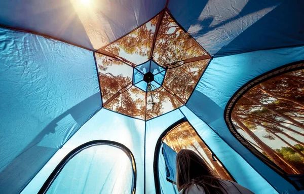 露营地的妇女通过帐篷的透明网欣赏美丽的森林景观 活跃的游客生活 — 图库照片