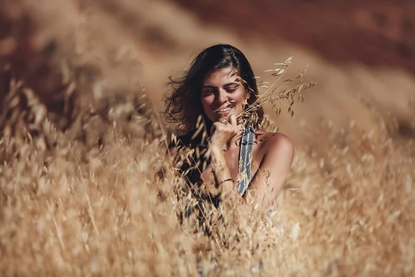 Portrait Cheerful Female Model Laughing Girl Stands Golden Wheat Field — Stock Photo, Image