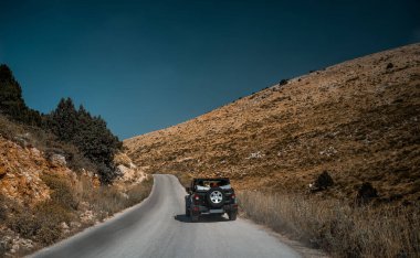 Mountainous Yolu 'ndaki off-road aracı. 4x4 Araç Lübnan 'ın vahşi doğasını geziyor. - Boş zaman. Aktif Yaz Tatili.