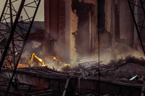 Тяжелые Времена Ливана Ремонт После Взрыва Бейруте Экскаваторы Демонтируют Руины — стоковое фото