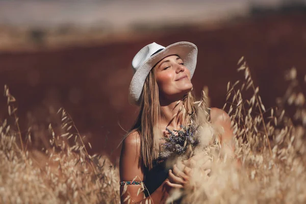 Porträtt Lycklig Ung Blond Kvinna Utomhus Flicka Som Håller Lavendel — Stockfoto