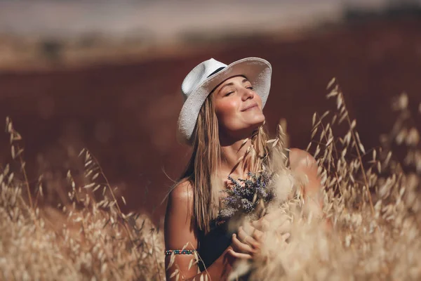 Retrato Uma Jovem Mulher Loira Feliz Livre Menina Segurando Lavanda — Fotografia de Stock