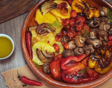 Lezzetli ızgara sebzeler. Lezzetli Sağlıklı Fırın Pişirilmiş Vejetaryen Yemekleri. Pan 'da renkli sebzeler.