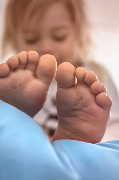 幼児の足の写真 目が覚めた後の赤ちゃん 家庭での平和な時間 — ストック写真