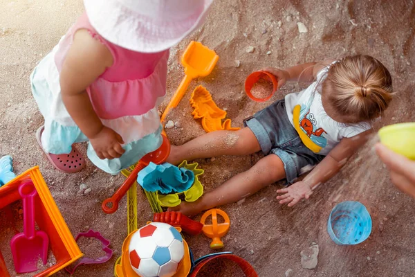 Twee Gelukkige Kleine Kinderen Spelen Met Verschillende Kleurrijke Speeltjes Zandbak — Stockfoto