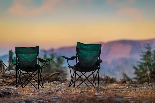 Boş Kamp Sandalyesi Dağın Tepesinde Duruyor Günbatımını Izlemek Için Mükemmel — Stok fotoğraf