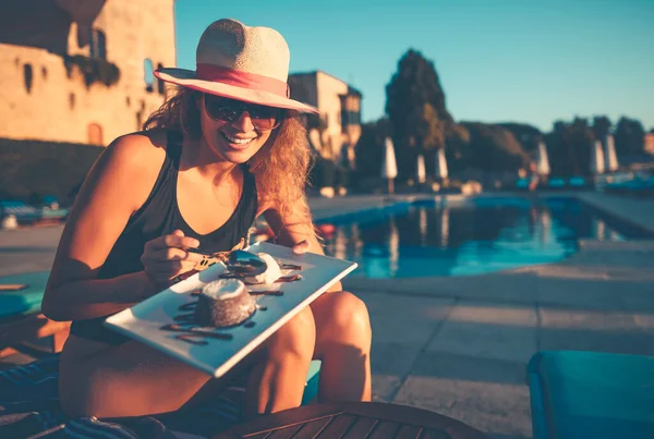 Pretty Woman Pleasure Eating Tasty Sweet Dessert Perto Piscina Beach — Fotografia de Stock