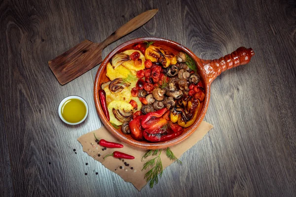 Alimentación Plana Lay Bodegón Mesa Madera Sartén Con Deliciosas Verduras —  Fotos de Stock