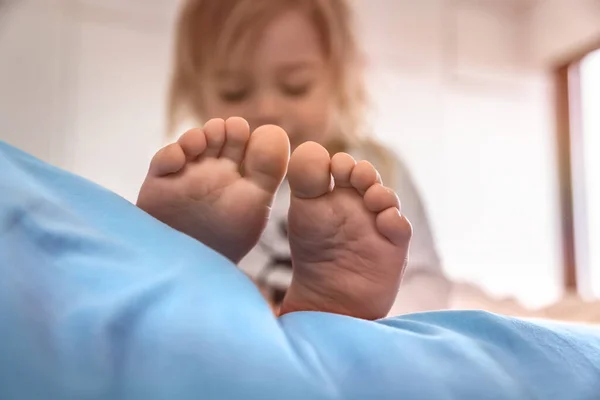 Söt Liten Pojke Sitter Sängen Efter Att Vaknat Morgonen Hemma — Stockfoto