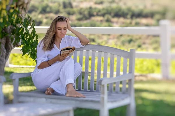 美丽的女孩在户外看书 美丽的女性在乡间牧场度过闲暇时光 享受宁静暑假的绝佳地方 — 图库照片