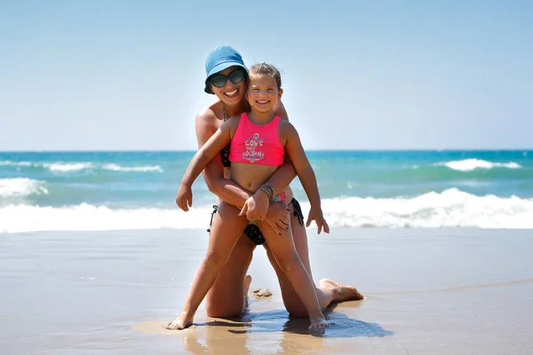 Fröhliche Mutter Und Tochter Die Spaß Strand Haben Glückliche Familie — Stockfoto