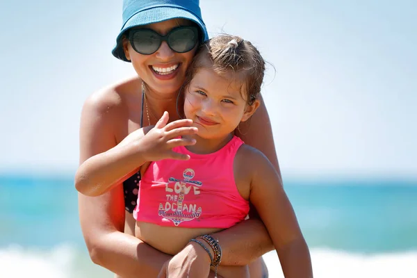 Retrato Uma Bela Mãe Alegre Abraçando Sua Filhinha Bonito Praia — Fotografia de Stock