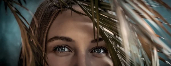 休暇中のトロピカルアイランドの美しい若い女性の肖像画 閉じるヤシの葉を通して見る女性の目の写真 異国情緒を楽しむ — ストック写真