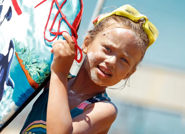 Ritratto Una Bella Bambina Che Indossa Occhiali Con Crema Solare — Foto Stock