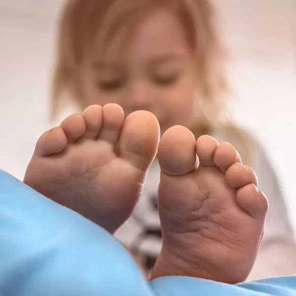 Süßes Kind Bett Baby Wacht Morgen Auf Selektives Fokus Porträt — Stockfoto