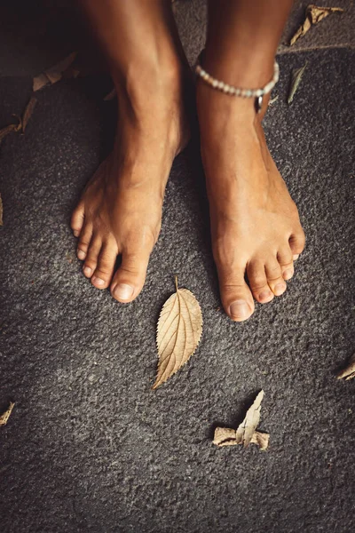 ようこそ秋の背景 閉鎖コンセプト裸足の女性の足と乾燥葉の写真 秋のテーマ — ストック写真