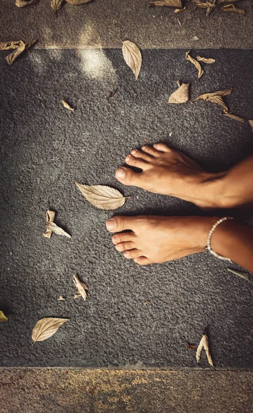 ようこそ秋の背景 閉鎖コンセプト裸足の女性の足と乾燥葉の写真 秋のテーマ 夏は終わり — ストック写真