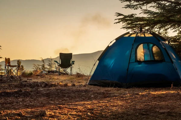 Dağın Tepesinde Kamp Yapmak Doğada Barışçıl Eğlence Aktif Yaşam Tarzı — Stok fotoğraf