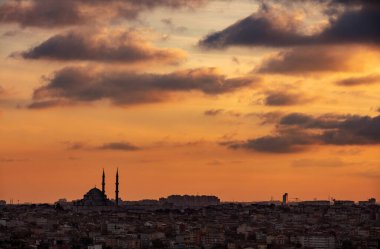 İstanbul 'da akşam manzarası. Cami ve Minarelerin Siluetleri Güzel Portakal Günbatımı Gökyüzü Arkaplanı üzerinde. Türkiye 'ye Seyahat.