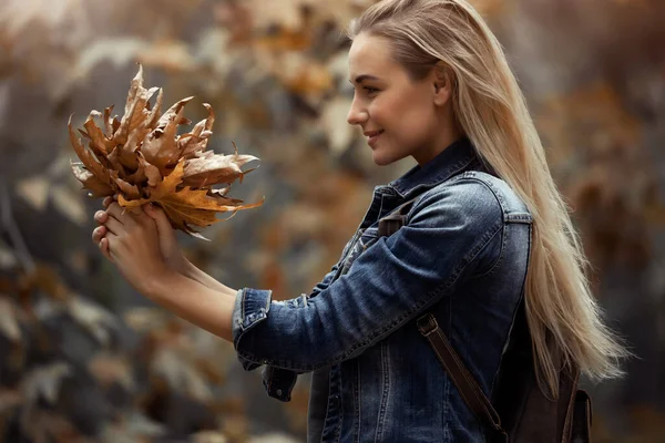Profile Portrait Beautiful Blond Girl Nice Bouquet Dry Tree Leaves — Stock Photo, Image