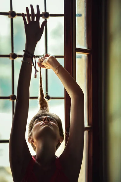 Портрет Чудової Жінки Піднятими Руками Біля Вікна Ніжні Жіночі Танці — стокове фото