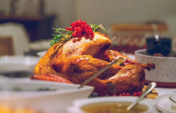 Lekker Gebakken Turkije Het Midden Van Tafel Voor Thanksgiving Day — Stockfoto