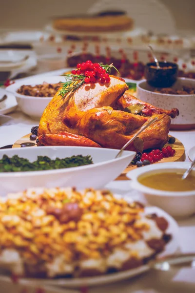 Läckra Fyllda Turkiet Mitten Bordet Smaklig Måltid Tacksägelsedagen Traditionell Amerikansk — Stockfoto