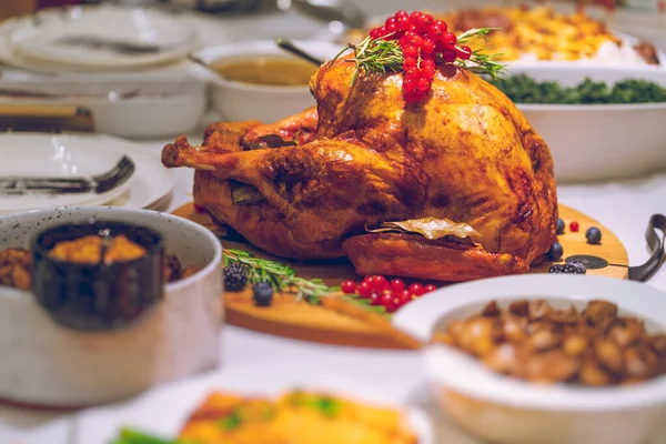 Läckra Fyllda Turkiet Mitten Bordet Smaklig Måltid Tacksägelsedagen Traditionell Amerikansk — Stockfoto