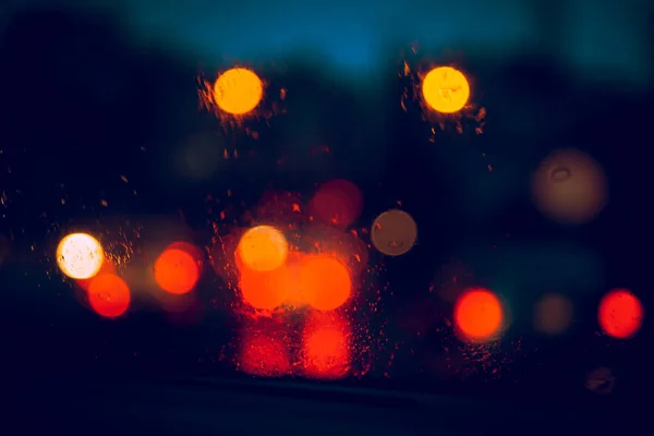 Luci Sfocate Auto Visibili Attraverso Vetro Auto Una Notte Pioggia — Foto Stock