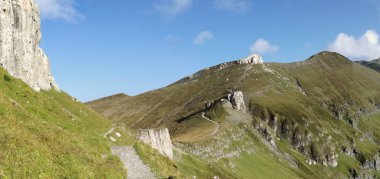 Panorama tepeleri arasında dağ yolu ile