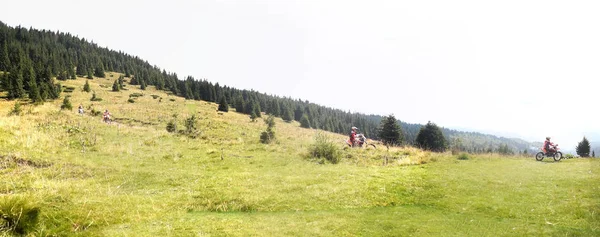 Hombre Montando Una Motocicleta Por Camino Montaña —  Fotos de Stock