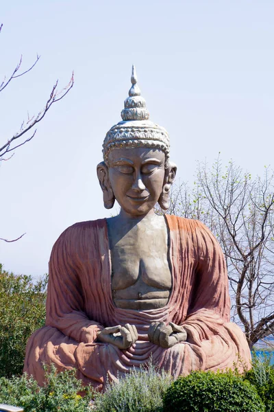 Escultura Gauthama Buddha Con Ropa Roja — Foto de Stock