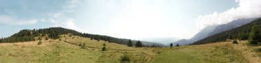 Panorama mountain Yaylası mavi gökyüzü ve bulutlar