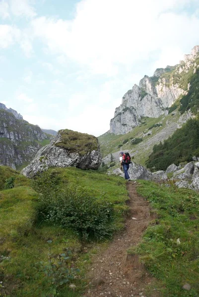 Dağ Manzarası Kayalık Tepeler Izleme Hiking Tepeler Seyahat Sırt Çantası - Stok İmaj