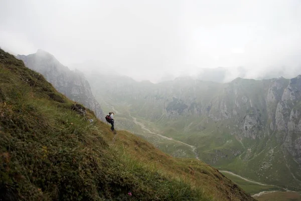 Paesaggio Montagna Con Cime Rocciose Cime Monitoraggio Escursioni Viaggi Zaino Immagine Stock