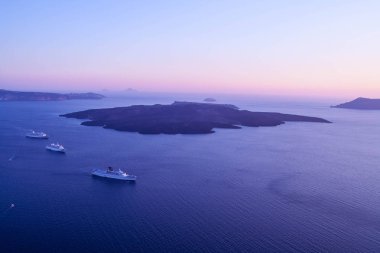 Santorini, Yunanistan - güneş, mavi gökyüzü, deniz ve kayalar görüntülemek