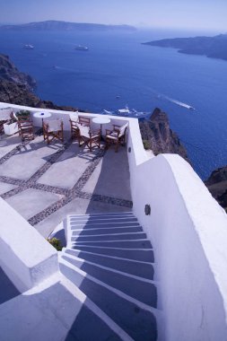 Santorini, Yunanistan - profil güneş, mavi gökyüzü, deniz ve beyaz bir merdiven