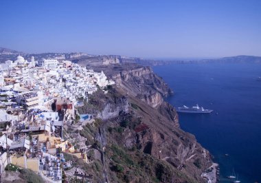 Santorini, Yunanistan - görüntülemek güneş, mavi gökyüzü, deniz ve kayalar, mavi kapı