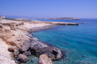 Santorini, Yunanistan - güneş, mavi gökyüzü, deniz ve kayalar görüntülemek
