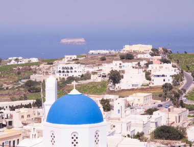 Güneş, mavi gökyüzü, deniz ve kayalar Adası Santorini, Yunanistan - göster