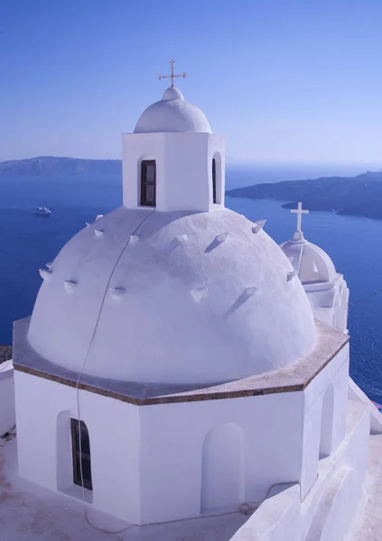 Widok Wyspy Santorini Grecja Słońce Błękitne Niebo Morze Biały Kościół — Zdjęcie stockowe