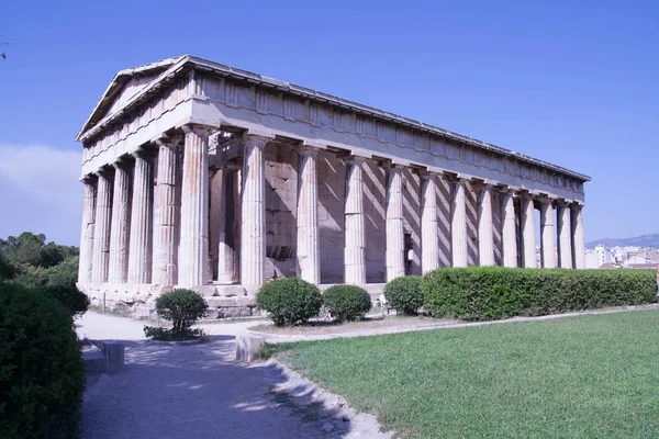 赫菲斯托斯或 Hephaisteion 寺或较早的 Theseion 是一座保存完好的希腊寺庙 它仍然站立主要作为修造 这是一个多立克 Peripteral 并位于雅典集市的西北方 在顶部的 — 图库照片