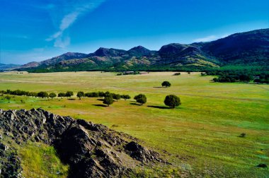 Peyzaj dağlar açık mavi gökyüzü altında ikinci planda ovasının