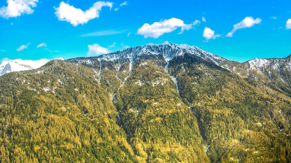 Krajobraz Górski Drzewa Błękitne Niebo Śnieg — Zdjęcie stockowe