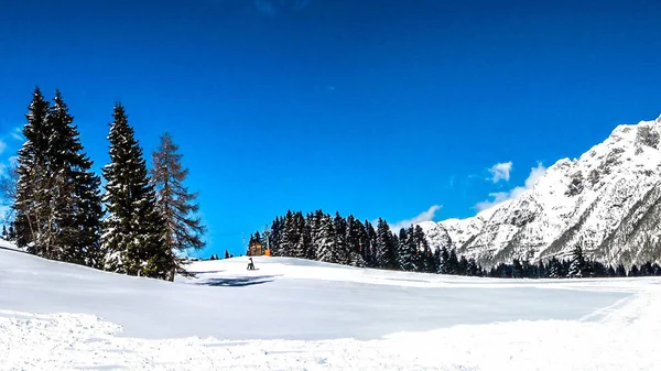 Berglandschaft Mit Schnee Und Bäumen Blauer Himmel — Stockfoto