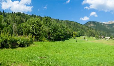 Karla kaplı dağlar ve kulübe - bir yaz günü manzara