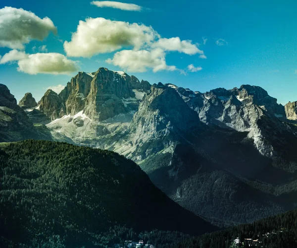 Berglandschap Met Toppen Sparren Een Zomerdag — Stockfoto