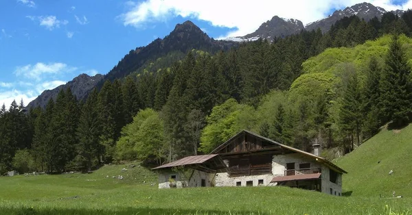Landschaft Mit Schneebedeckten Bergen Und Hütten Einem Sommertag — Stockfoto